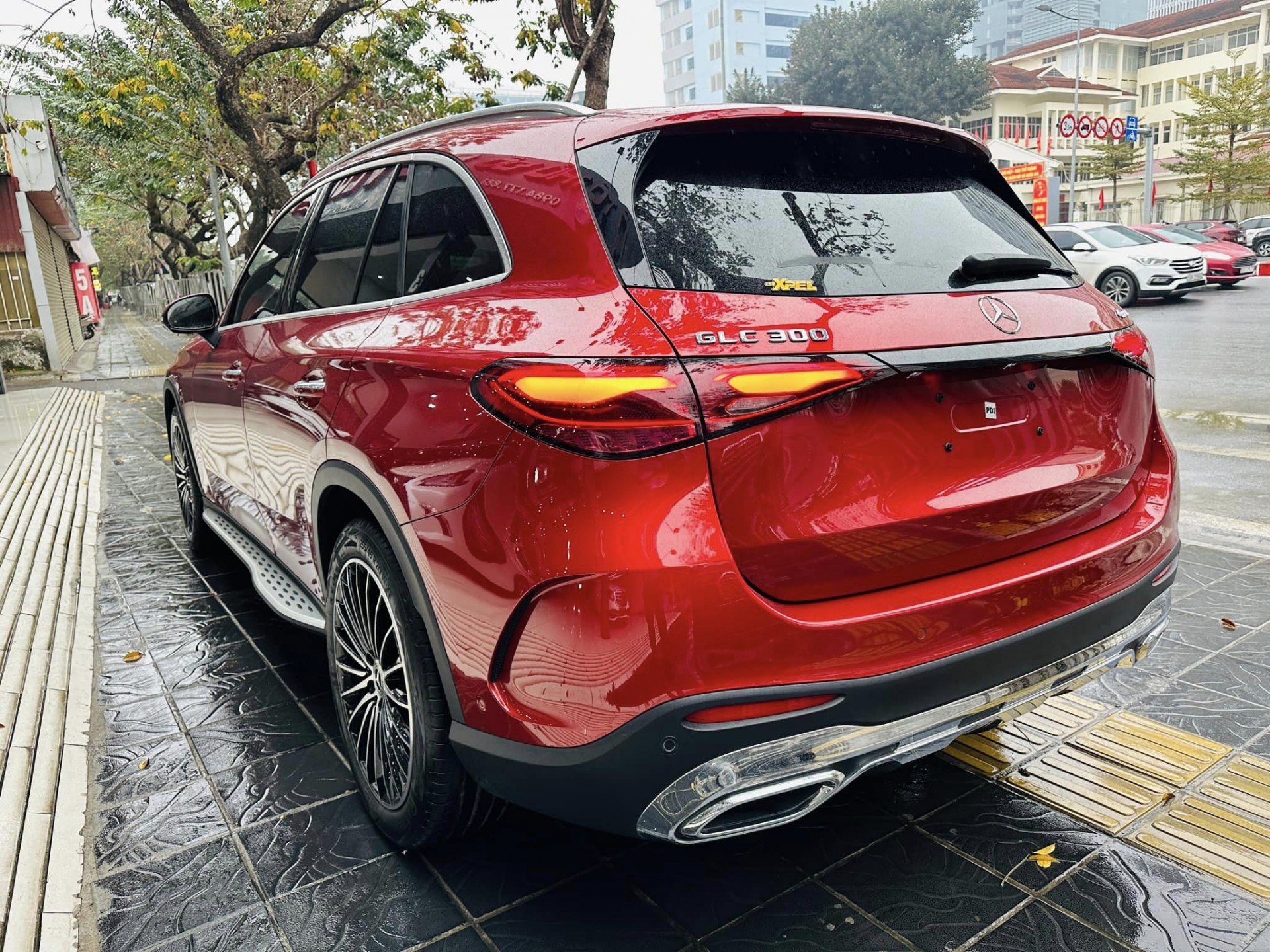 Mercedes-Benz GLC 300 2023 mất hơn 500 triệu đồng sau lăn bánh 5.000 km