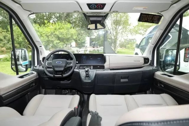 Đại lý nhận đặt cọc Ford Transit thế hệ mới, giá dự kiến từ 889 triệu đồng