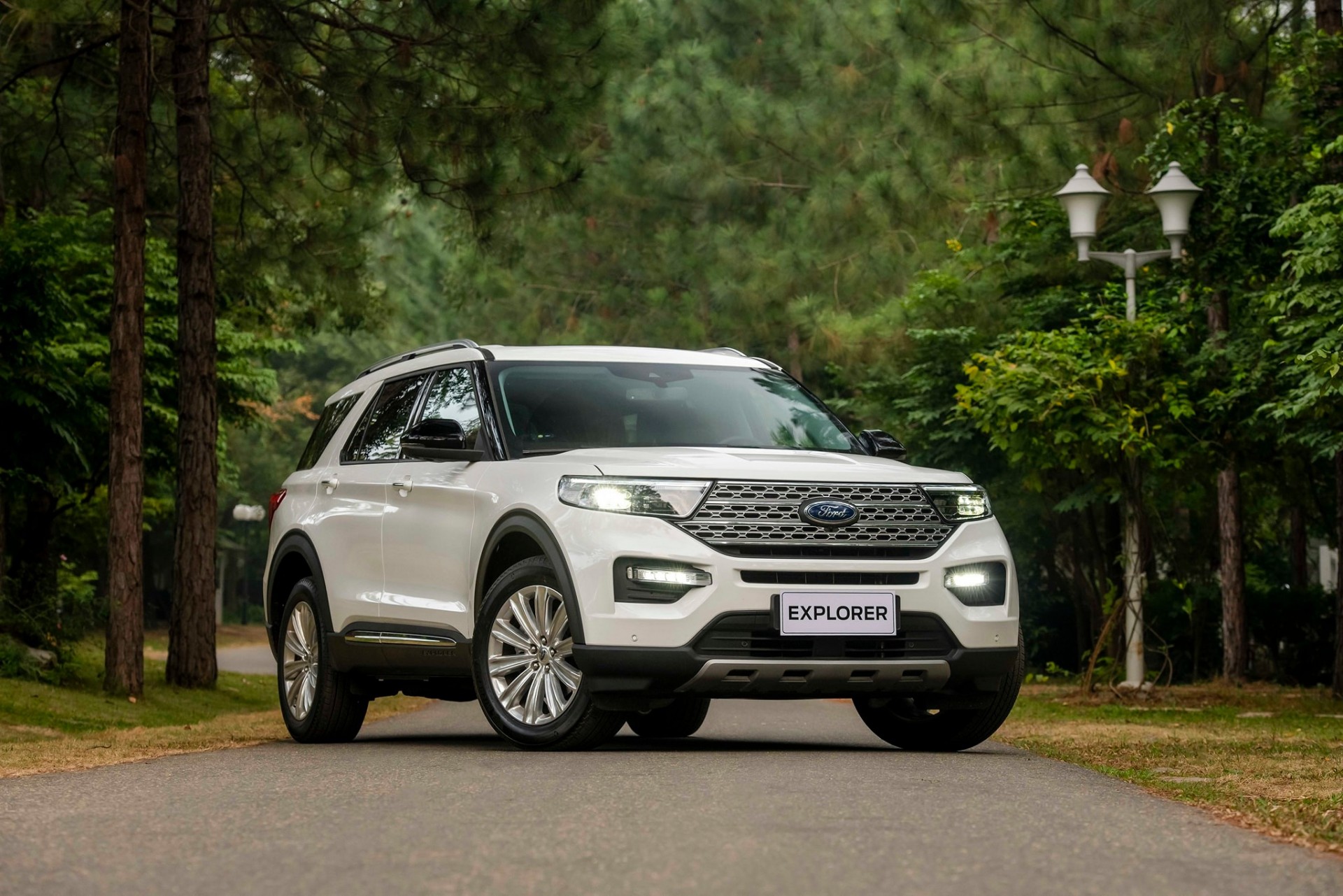 Ford Explorer tăng giá niêm yết 100 triệu đồng, giá lăn bánh tăng lên thành gần 2,4 tỷ đồng