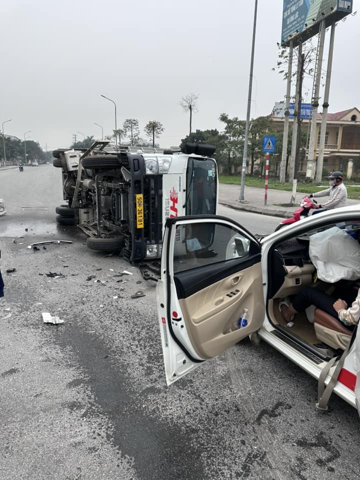 Xe tập lái va chạm xe tải, chi tiết dưới chân học viên gây tranh cãi