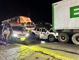 Tâm sự hai cha con thoát nạn khi chiếc Ford Ranger bị kẹp giữa hai xe tải