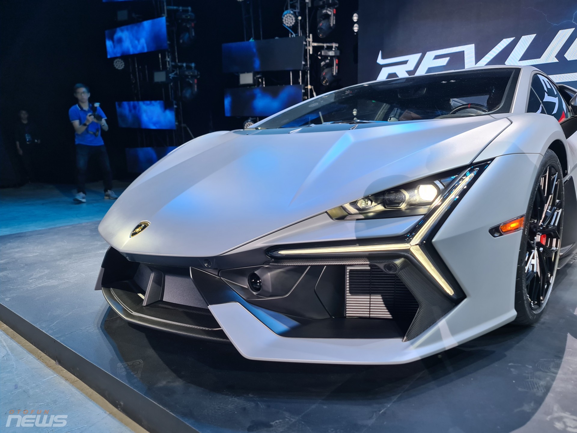 Siêu bò Lamborghini Revuelto được chào bán tại Việt Nam với giá 44 tỷ đồng