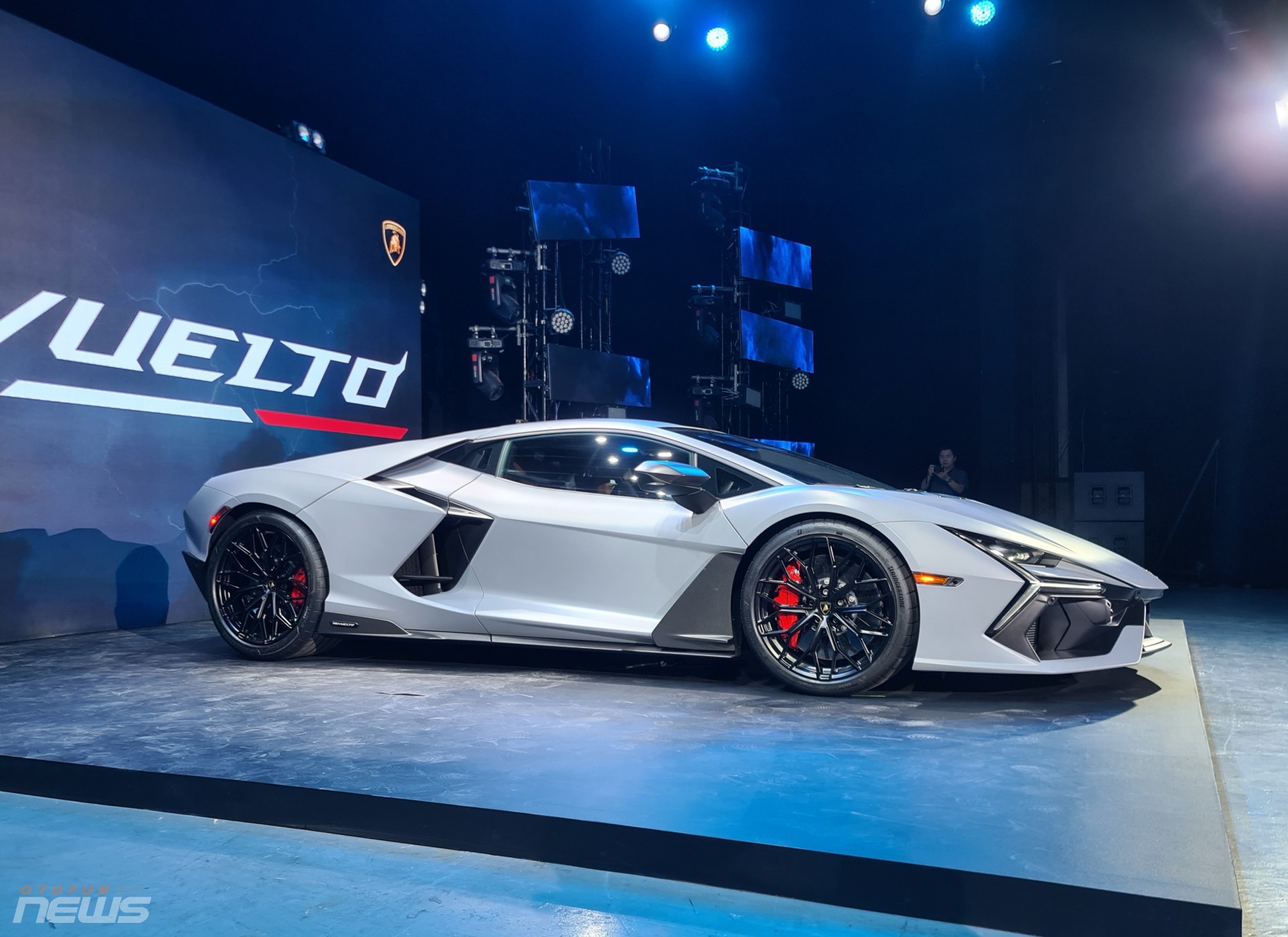 Siêu xe hybrid Lamborghini Revuelto động cơ V12 chào hàng khách Việt với giá 44 tỷ đồng