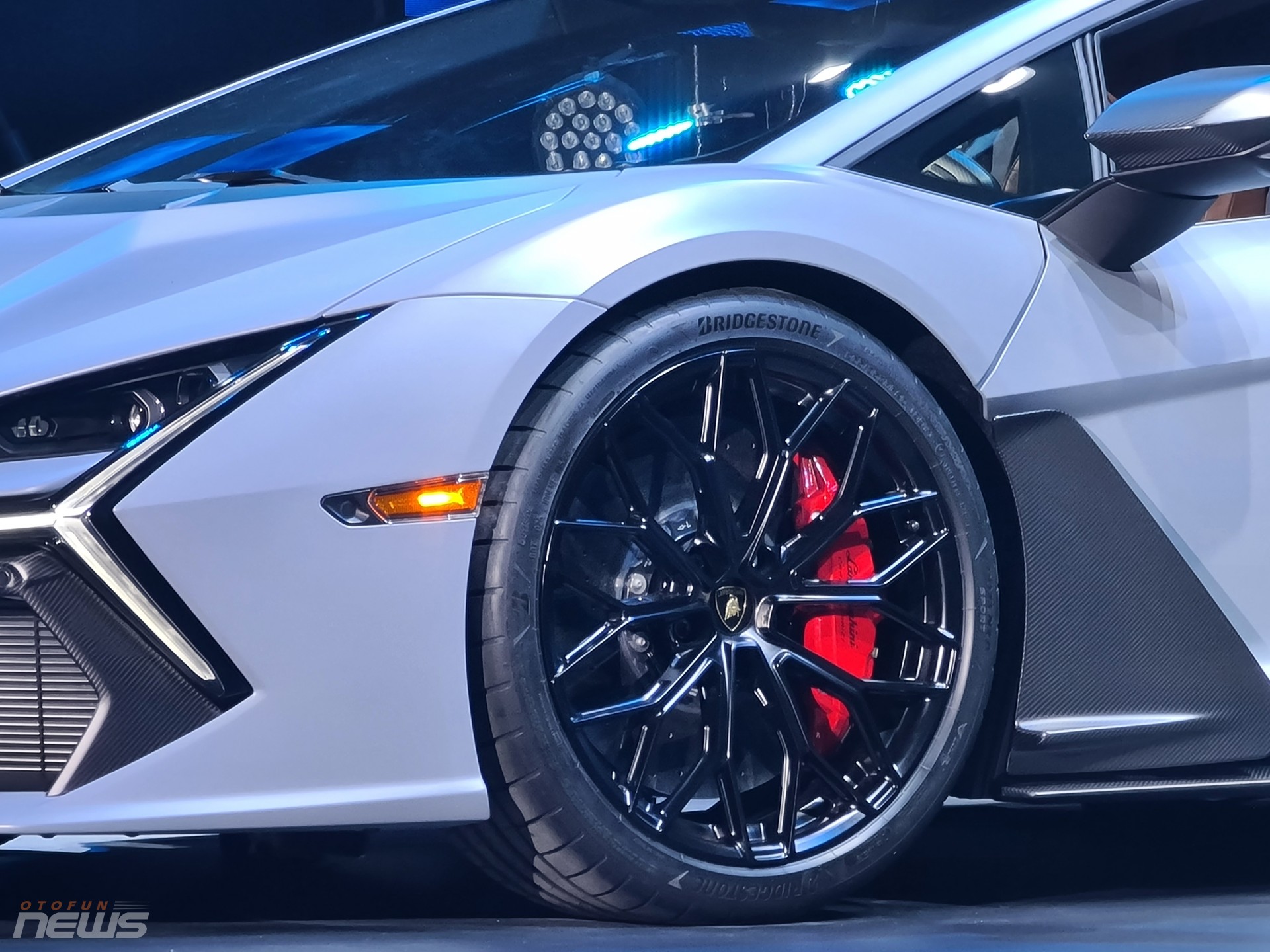 Siêu bò Lamborghini Revuelto được chào bán tại Việt Nam với giá 44 tỷ đồng