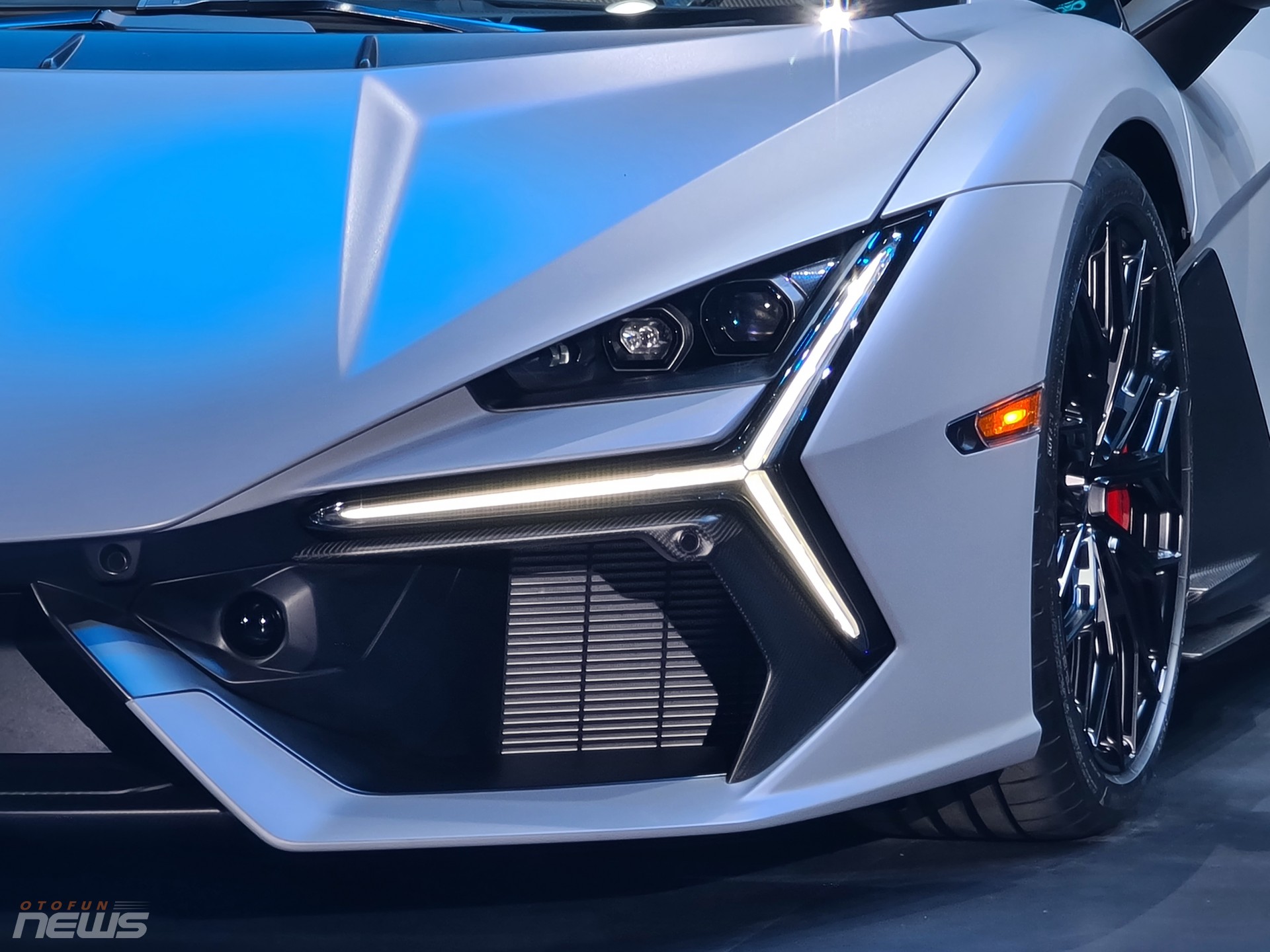 Siêu bò Lamborghini Revuelto được chào bán tại Việt Nam với giá 44 tỷ đồng