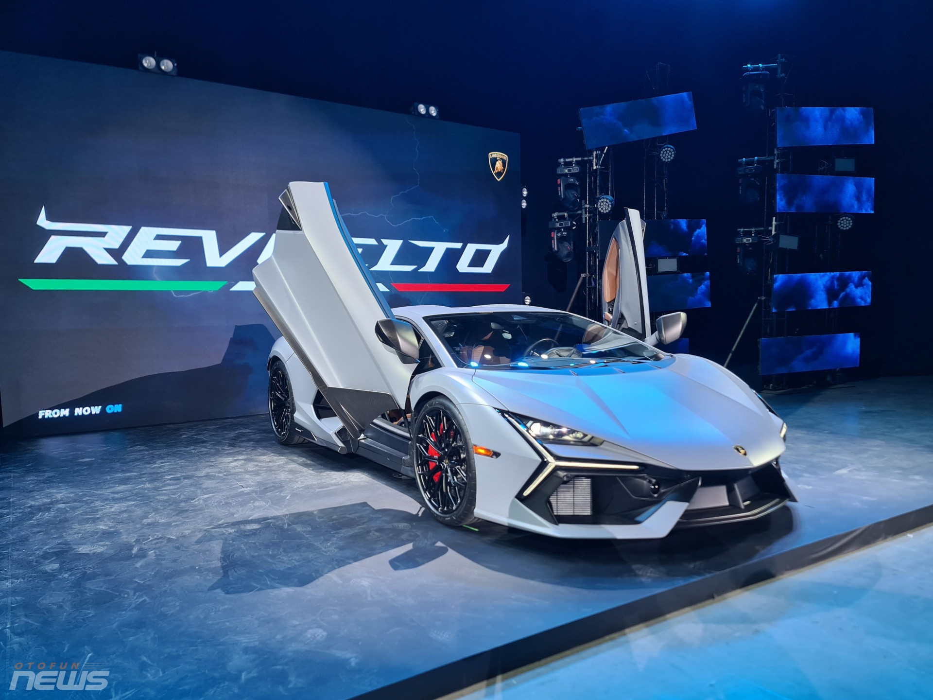 Siêu bò Lamborghini Revuelto được chào bán tại Việt Nam với giá 44 tỷ đồng