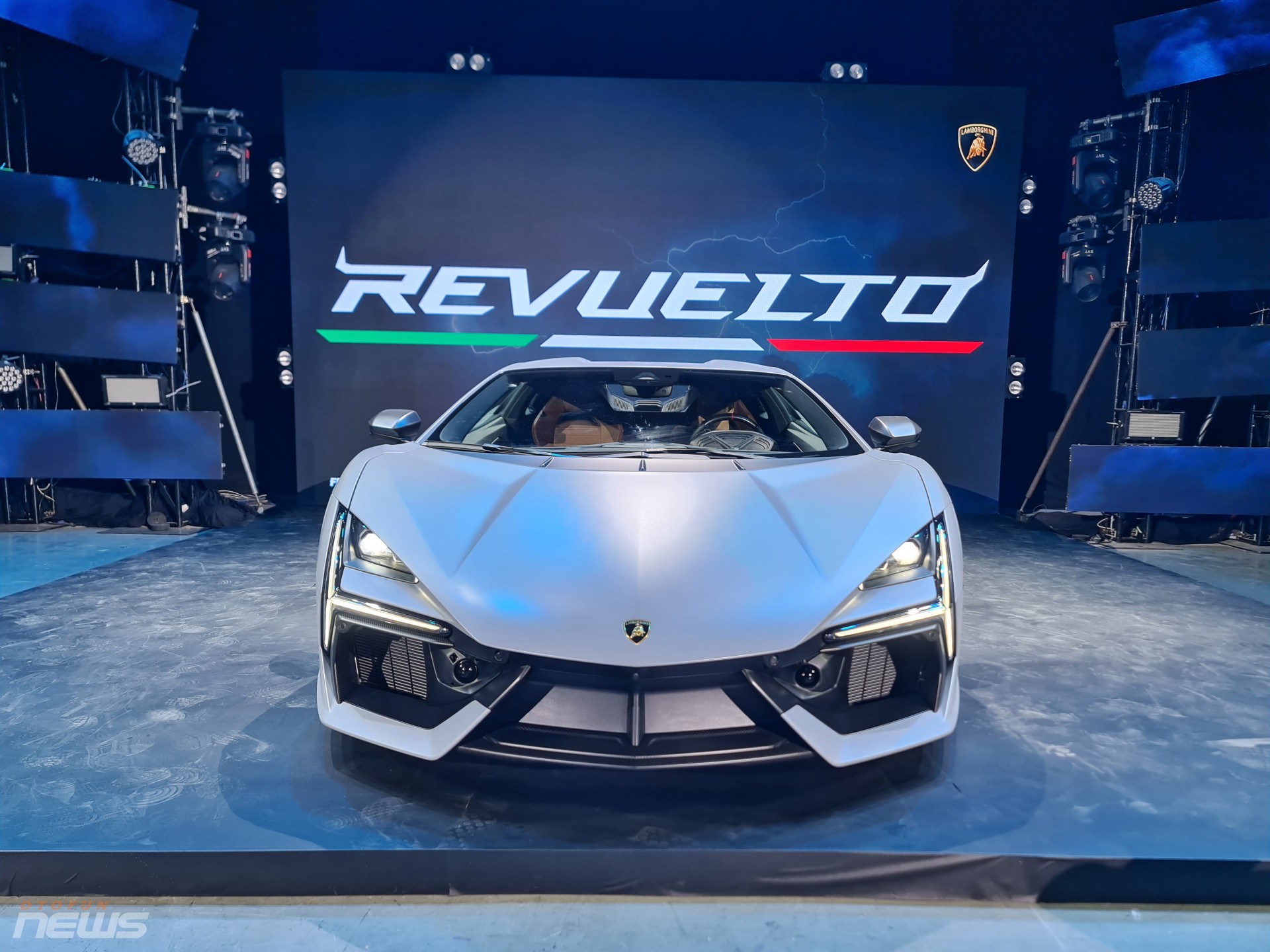 Siêu xe hybrid Lamborghini Revuelto động cơ V12 chào hàng khách Việt với giá 44 tỷ đồng