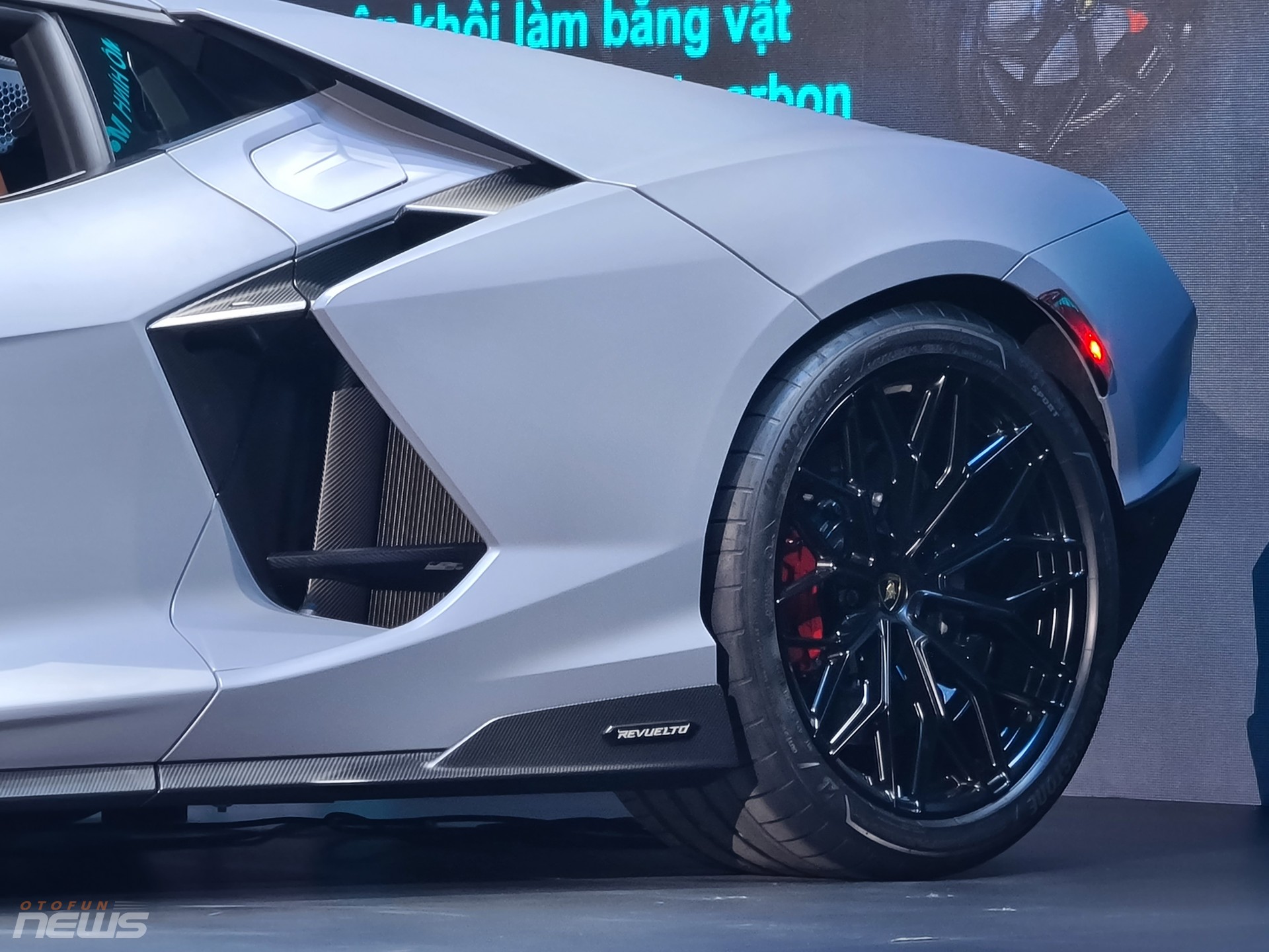 Siêu bò Lamborghini Revuelto được chào bán tại Việt Nam với giá 44 tỷ đồng