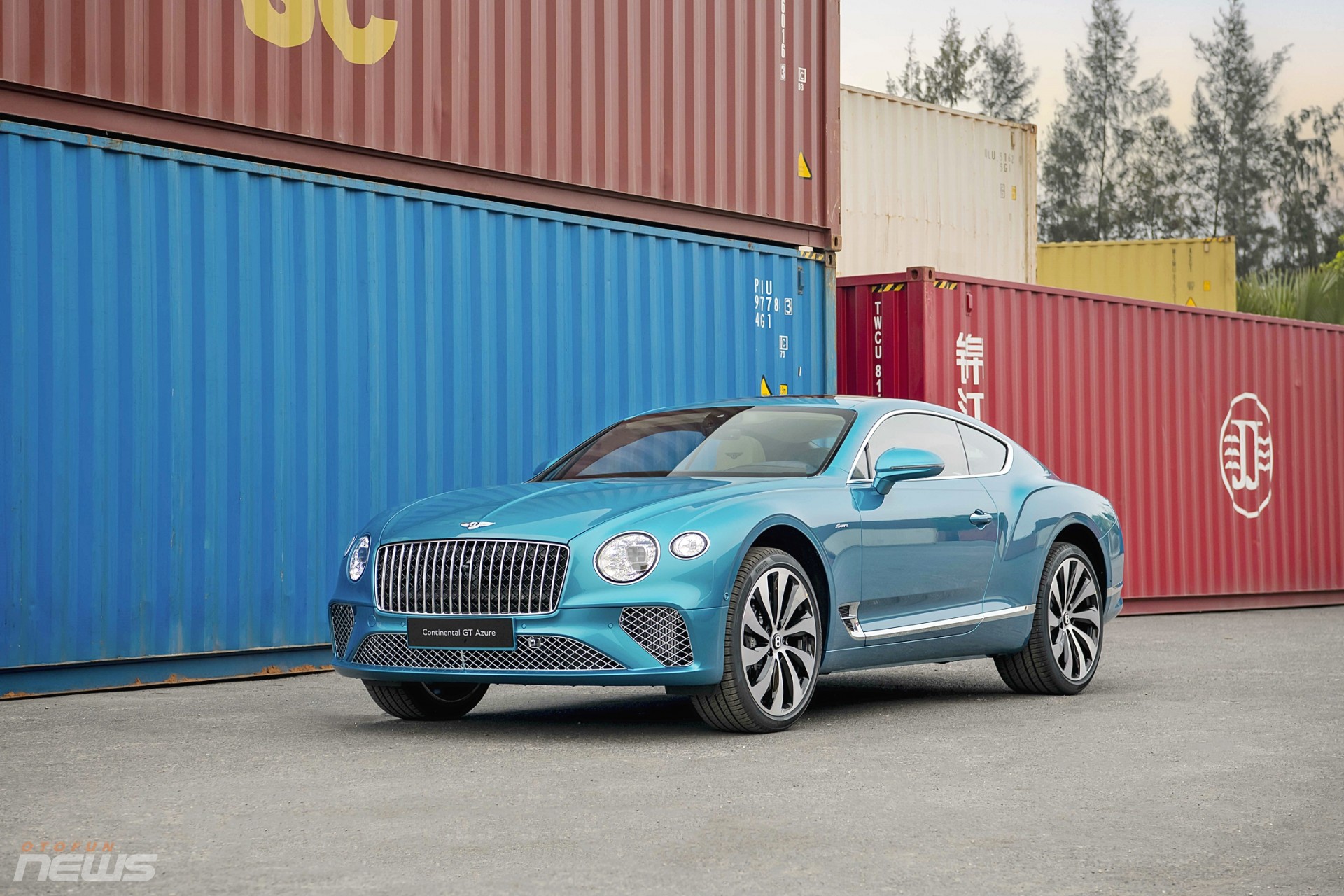 Bentley Continental GT Azure V8 đầu tiên có mặt tại Việt Nam