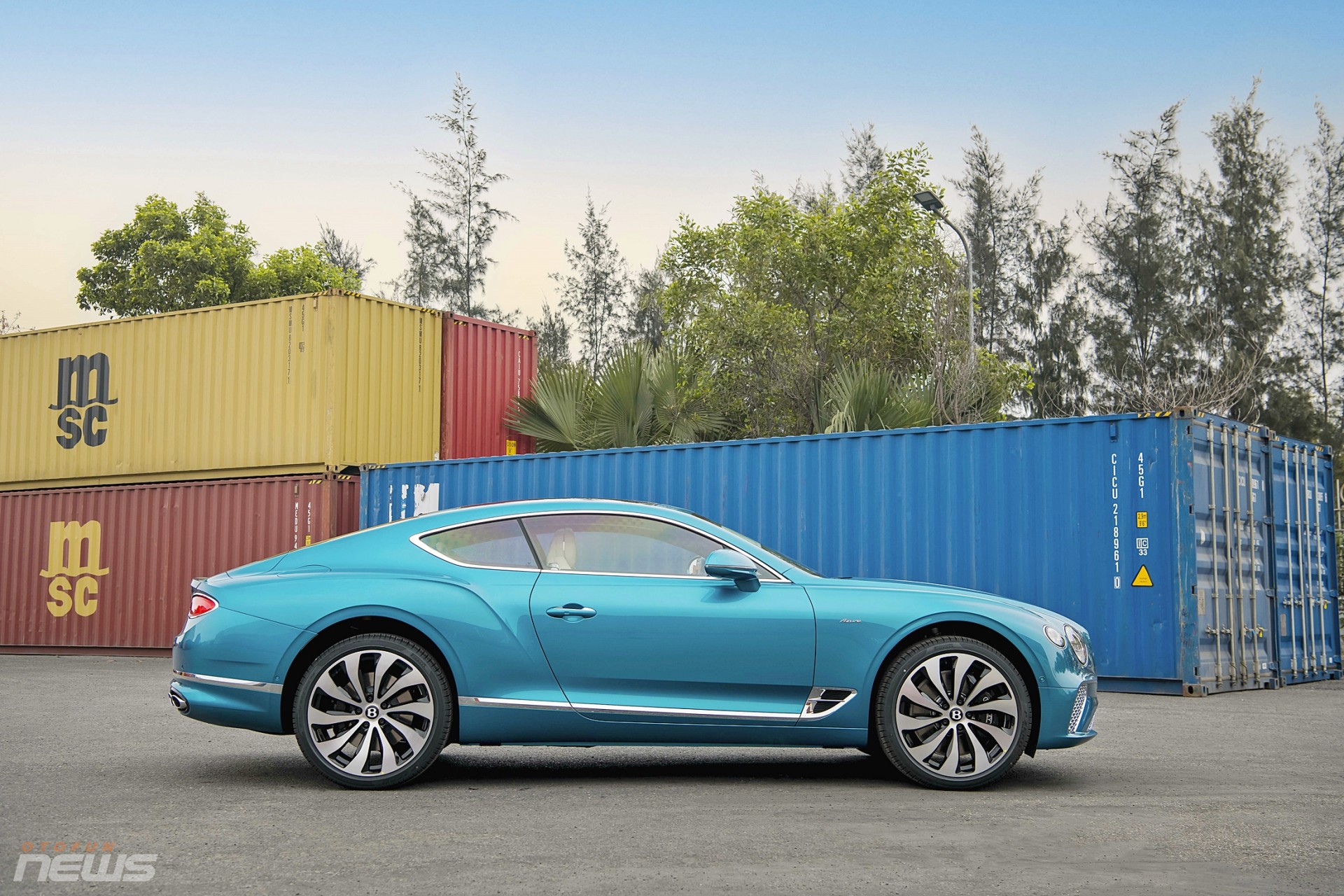 Bentley Continental GT Azure V8 đầu tiên có mặt tại Việt Nam