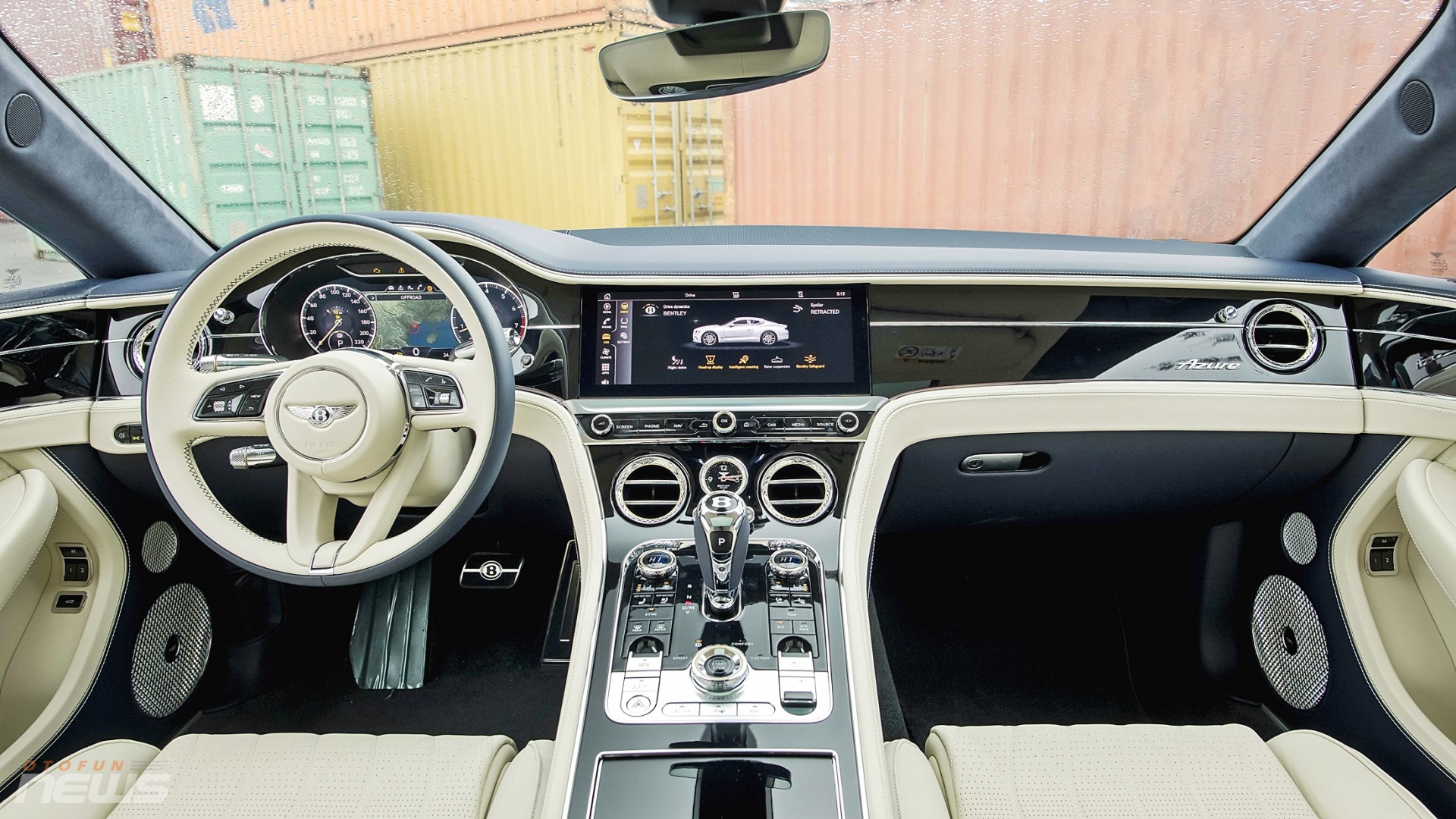 Continental GT Azure thể hiện sự chăm chút ngay từ nội thất bọc da họa tiết kim cương.