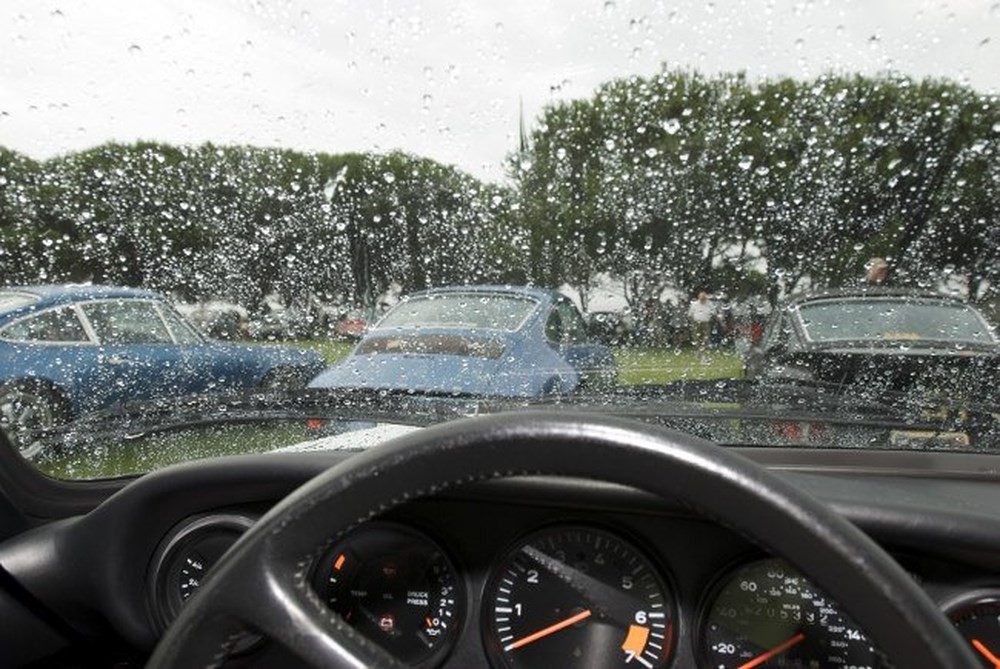 Kinh nghiệm lái xe ô tô khi trời mưa