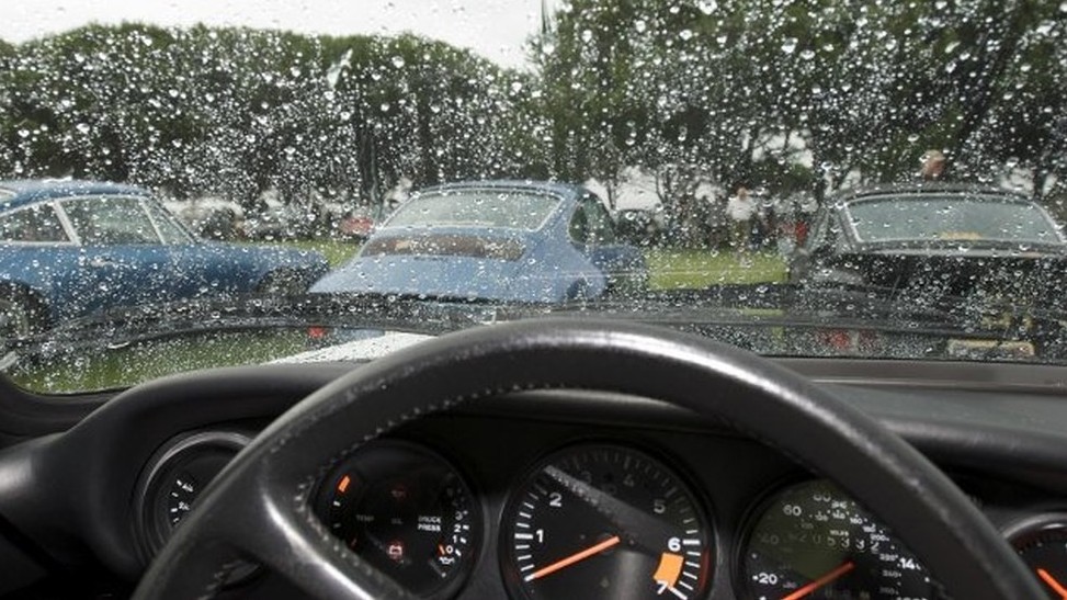 Kinh nghiệm lái xe ô tô khi trời mưa