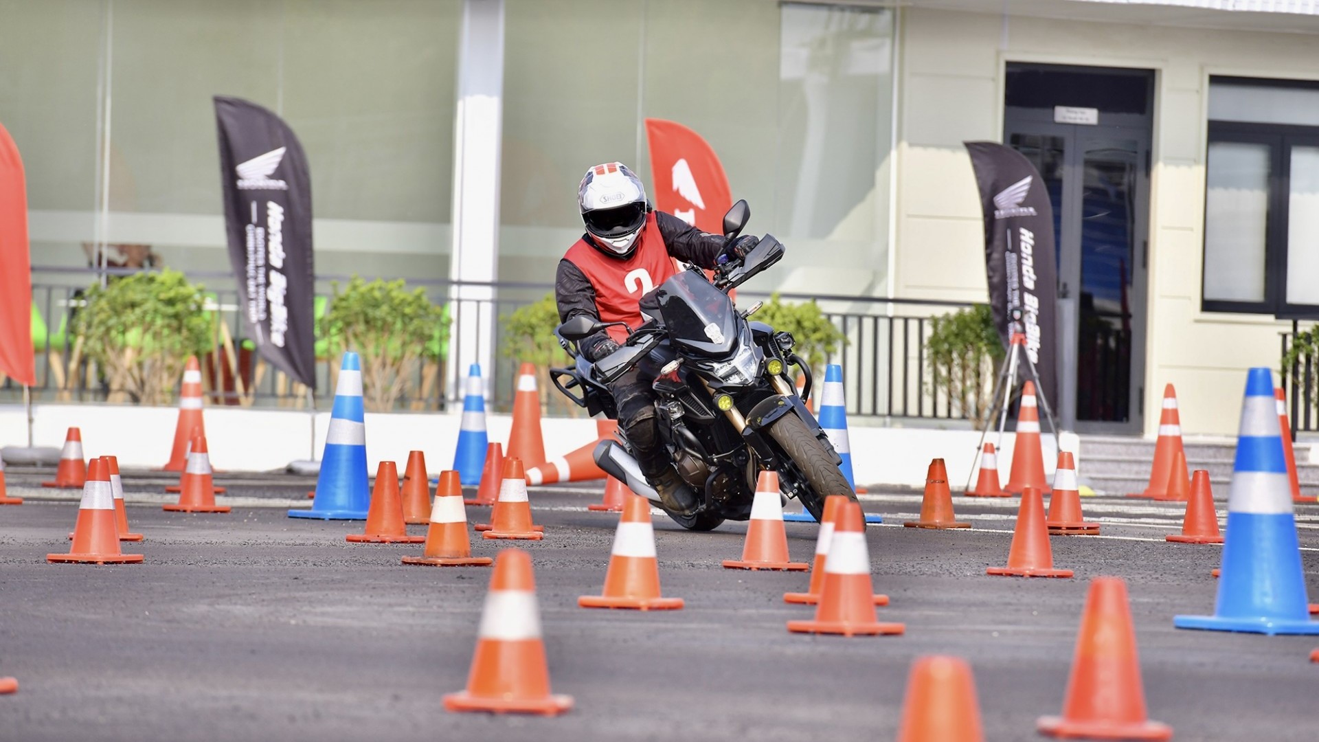 Tìm cách tăng doanh số xe phân khối lớn, Honda Việt Nam tặng chi phí học bằng lái A2