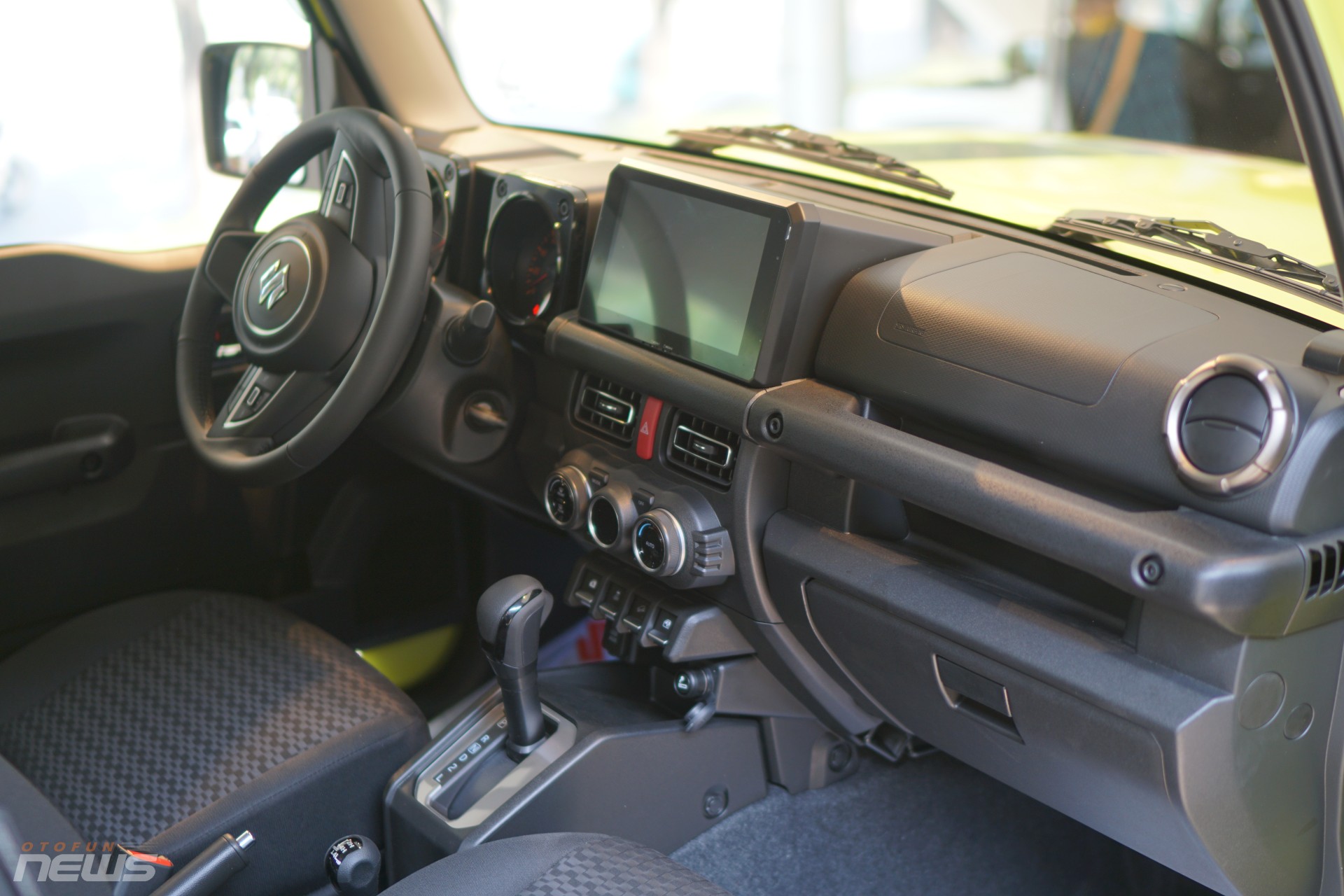 Giá lăn bánh Suzuki Jimny lên tới hơn 900 triệu đồng