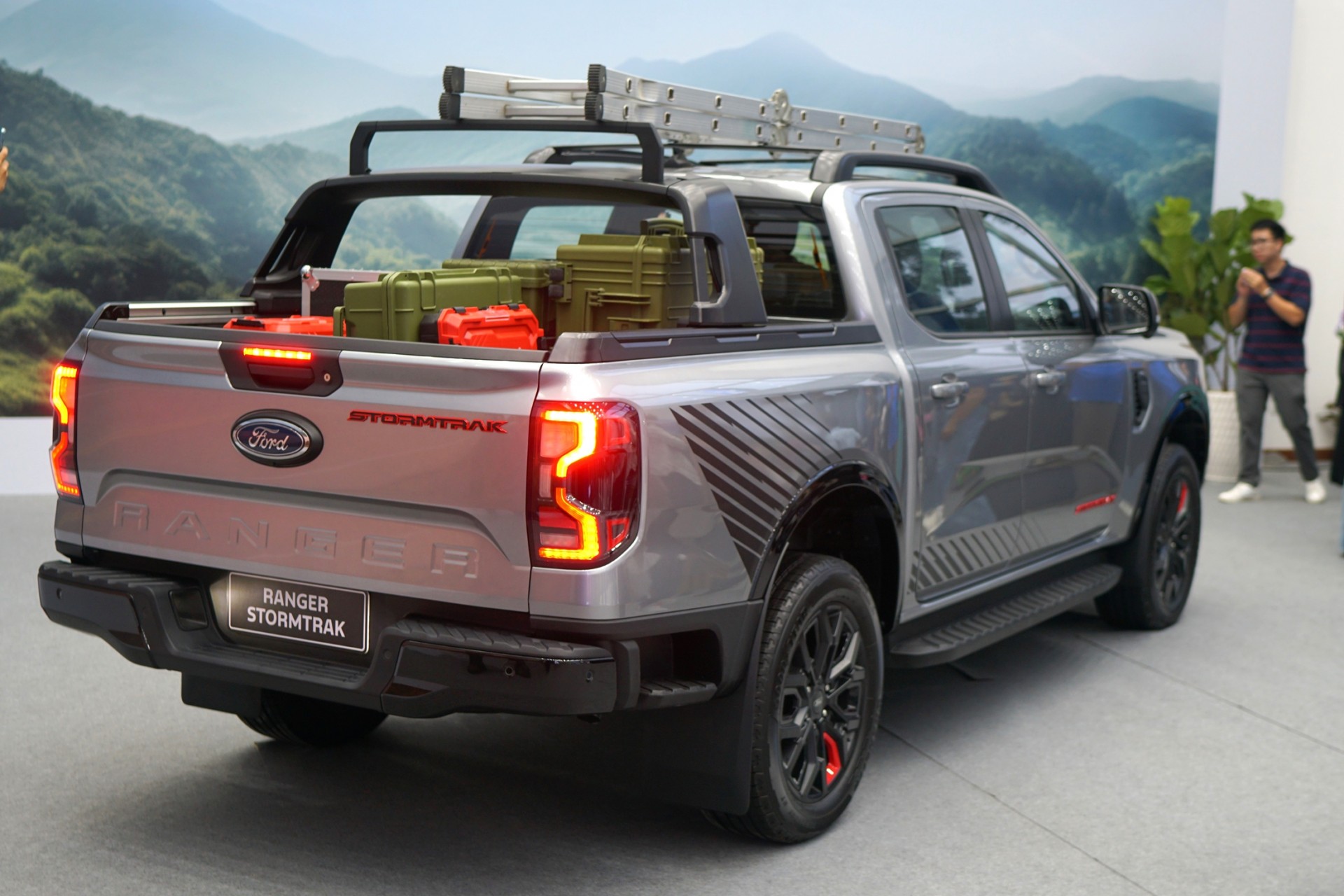 Ford Việt Nam công bố giá Ranger Stormtrak và Everest Platinum