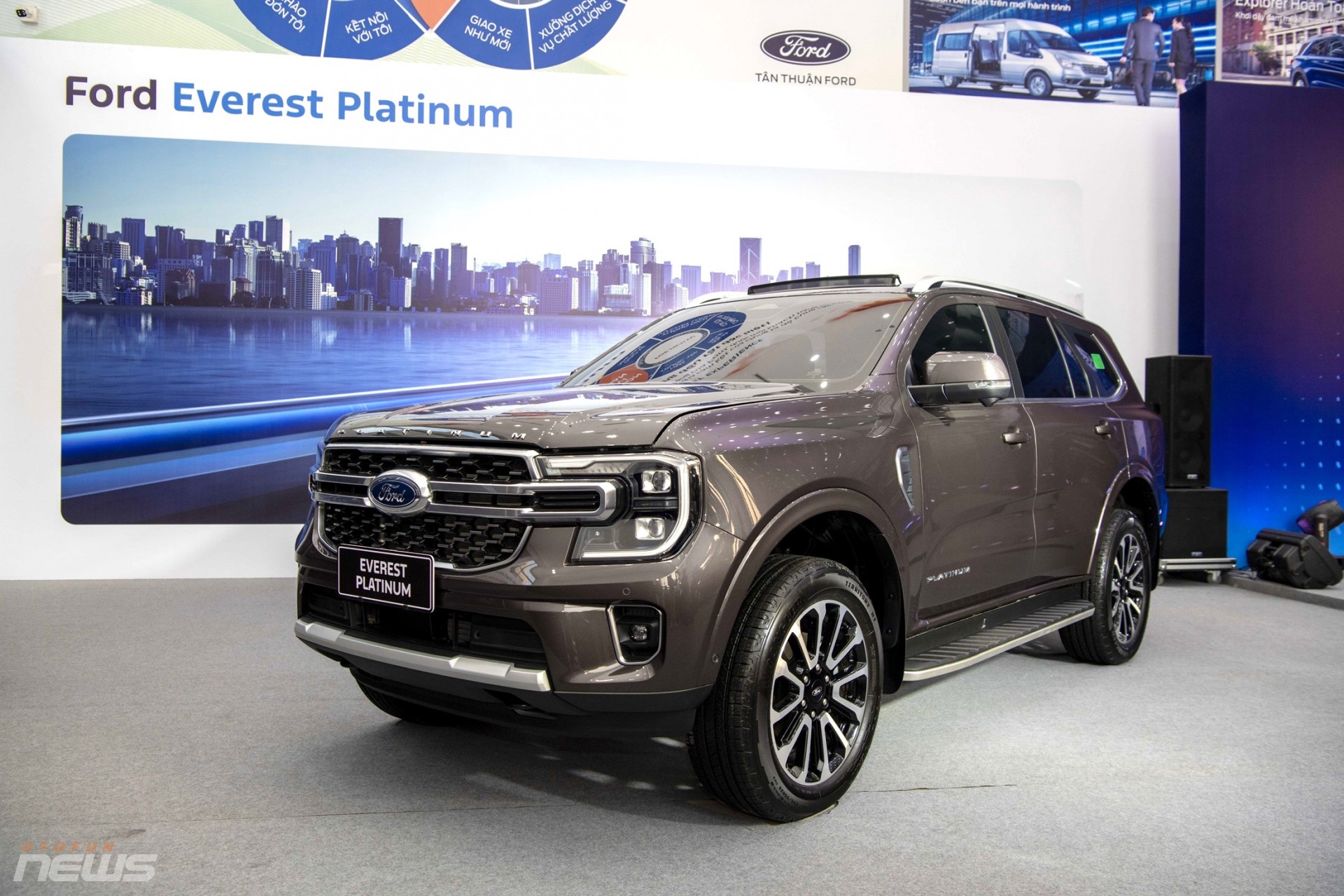 Everest Platinum là phiên bản cao cấp nhất trong dãy sản phẩm của Ford tại Việt Nam. Mẫu SUV 7 chỗ này có giá bán 1,545 tỷ đồng. So với bản Wildtrak, Everest Platinum mới có giá cao hơn 46 triệu đồng. Everest Platinum là phiên bản cao cấp nhất trong dãy sản phẩm của Ford tại Việt Nam. Mẫu SUV 7 chỗ này có giá bán 1,545 tỷ đồng. So với bản Wildtrak, Everest Platinum mới có giá cao hơn 46 triệu đồng.