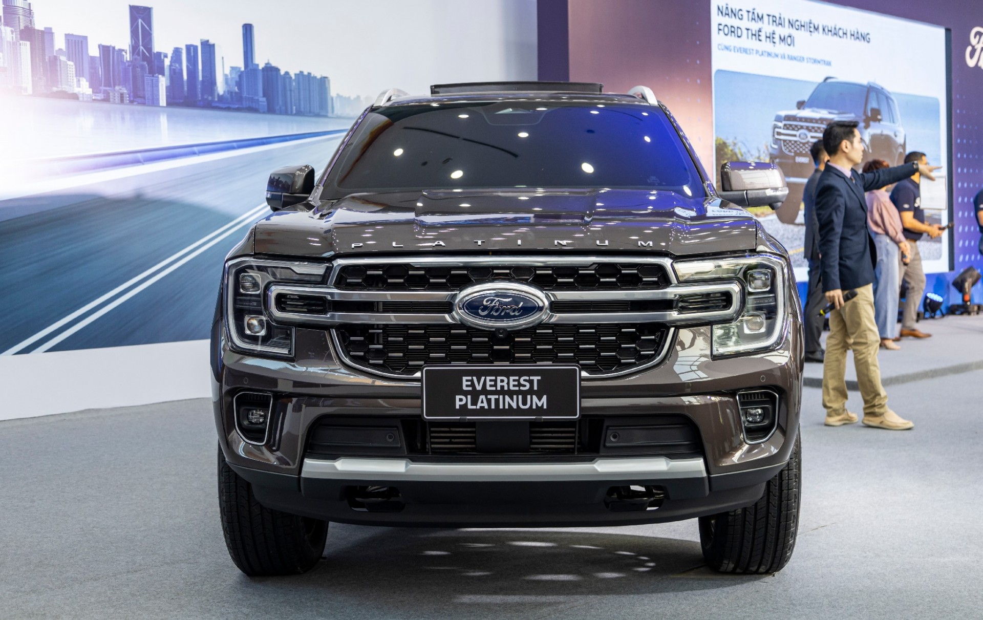 Soi chi tiết bộ đôi Ford Everest Platinum và Ranger Stormtrak vừa ra mắt