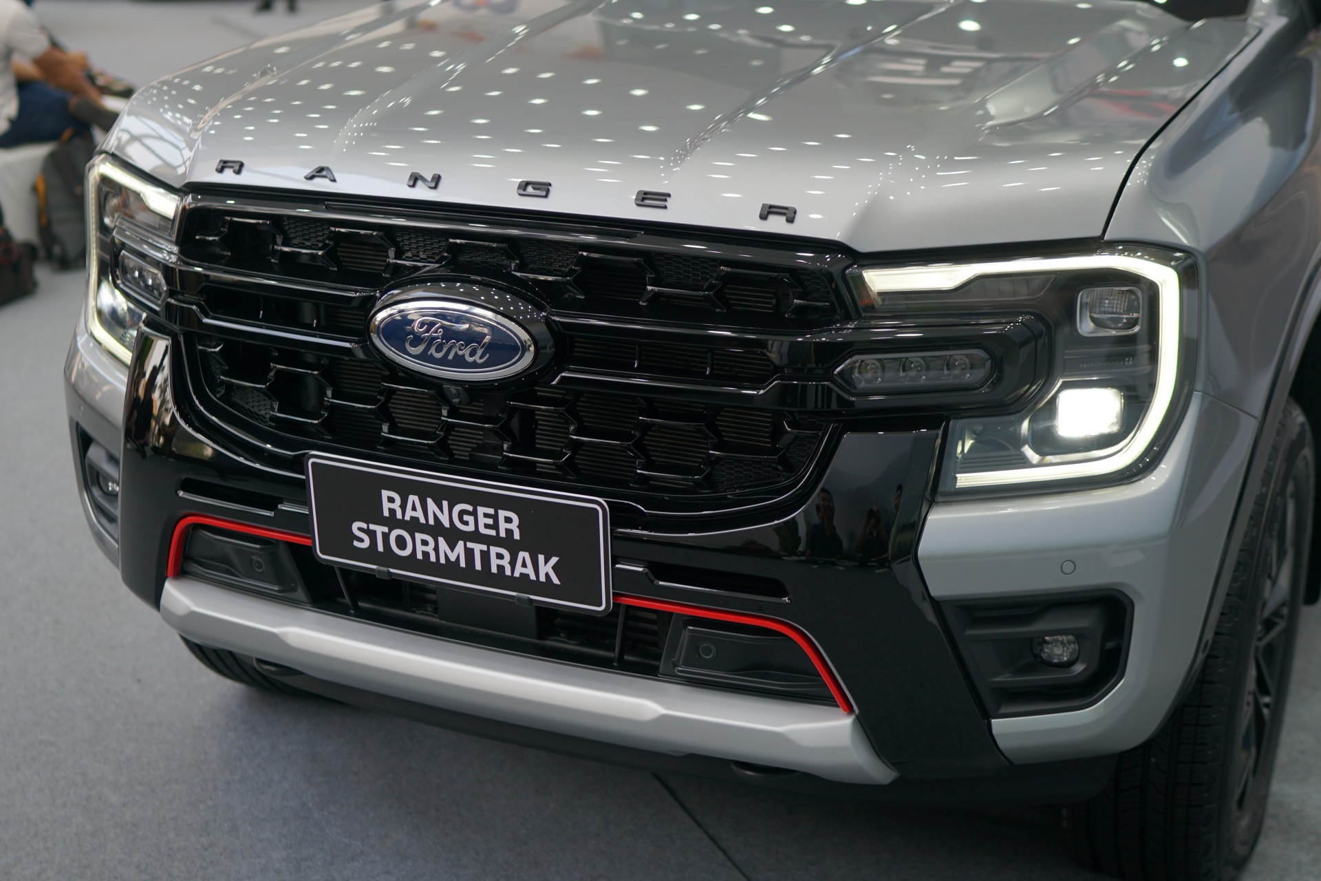 Soi chi tiết bộ đôi Ford Everest Platinum và Ranger Stormtrak vừa ra mắt