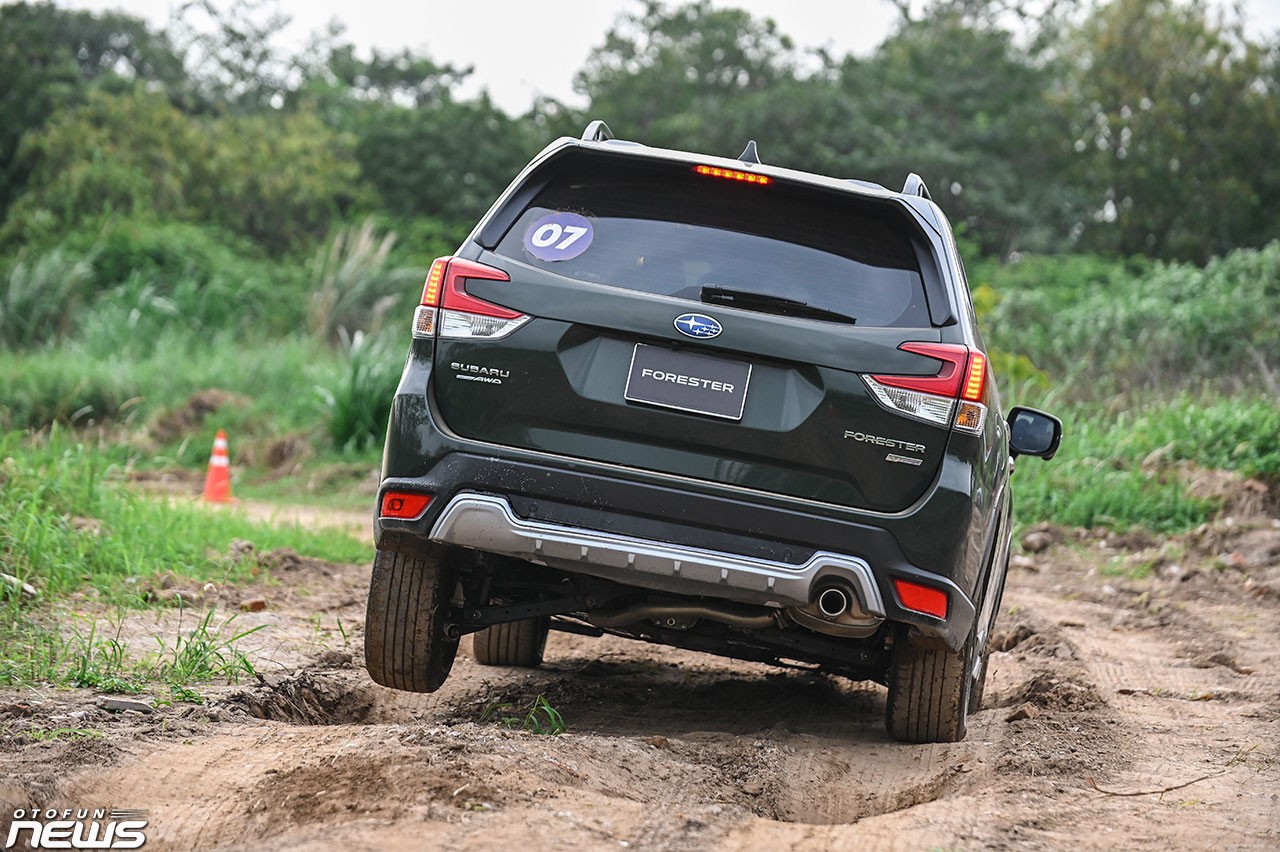Cùng Subaru Forester lội nước, đi vách nghiêng, leo dốc cao tại thủ đô Hà Nội Cùng Subaru Forester lội nước, đi vách nghiêng, leo dốc cao tại thủ đô Hà Nội
