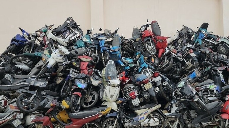 Xe máy chồng chất tại các bãi tạm giữ phương tiện, nguy cơ cháy nổ cao khi vào hè