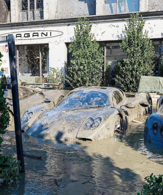 Xót ruột dàn siêu xe ngập bùn nước sau trận lũ lịch sử ở Dubai