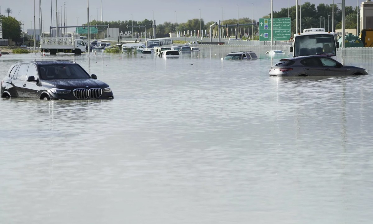 Nhiều xe sang ngập nước trong cơn lũ lịch sử ở Dubai, UAE