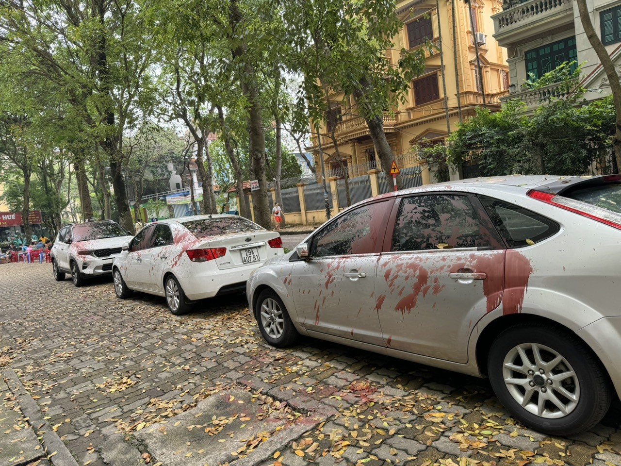 Hàng loạt xe tạt sơn đỏ trong đêm tại chung cư: Vì bị ép nộp phí trông xe?