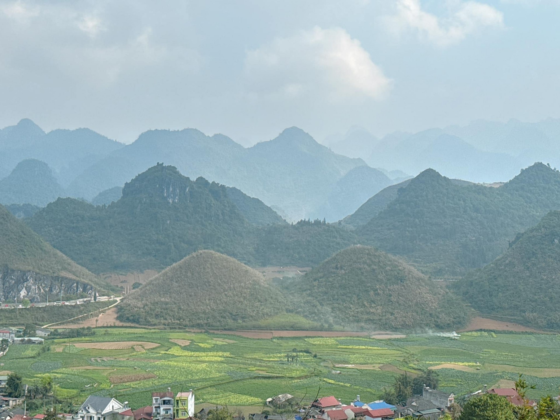 Mẹ trẻ Hà Nội chia sẻ kinh nghiệm cầm lái ô tô đường đèo Hà Giang