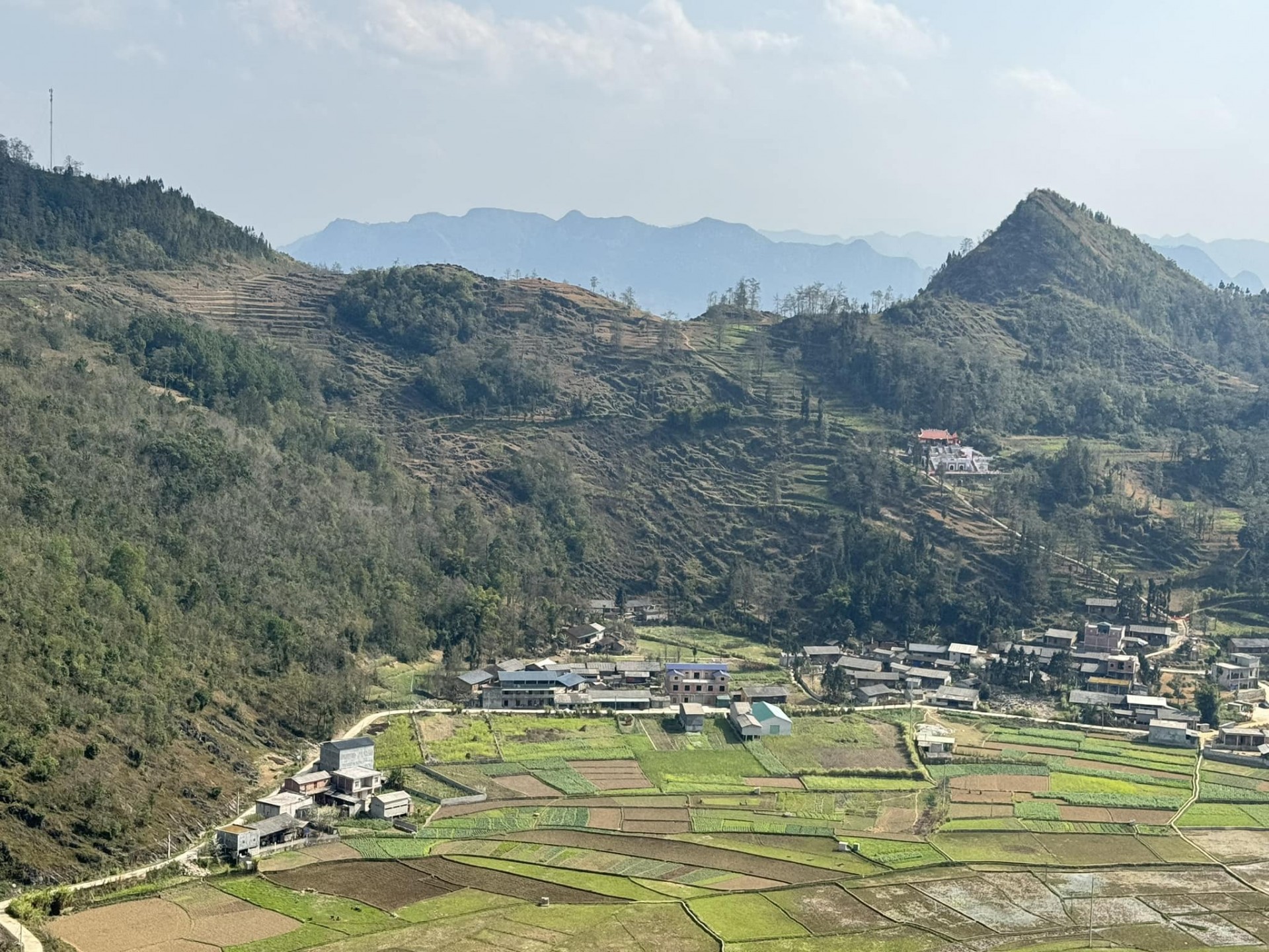 Mẹ trẻ Hà Nội chia sẻ kinh nghiệm cầm lái ô tô đường đèo Hà Giang