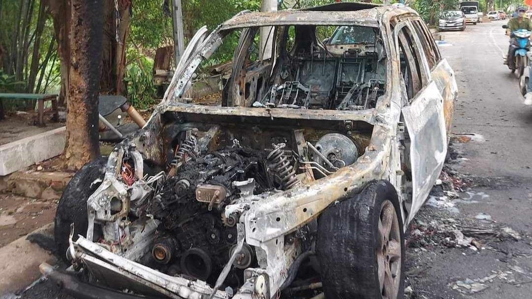 Xe BMW X5 cháy rụi khi đang đỗ ven đường