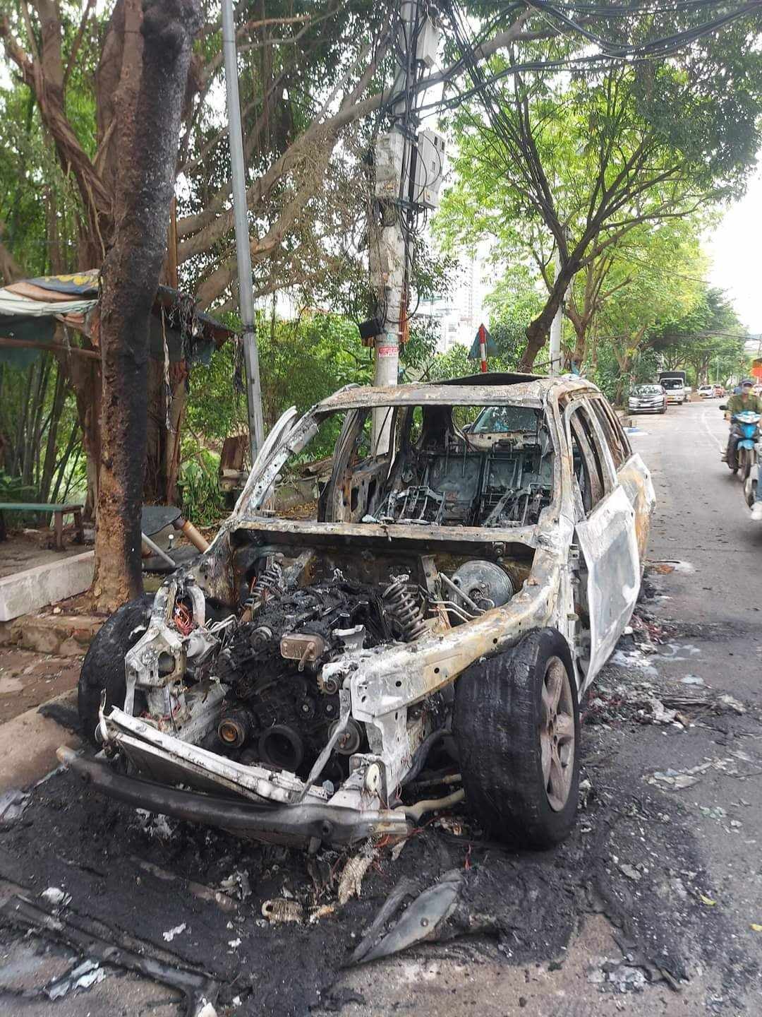 Xe BMW X5 cháy rụi khi đang đỗ ven đường