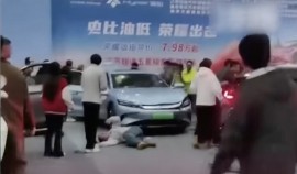 Ô tô điện Trung Quốc gây tai nạn khi tự di chuyển trong triển lãm, 5 người bị thương