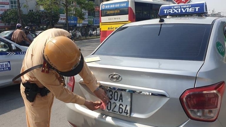 Tội lắp biển số giả phạt bao nhiêu tiền?