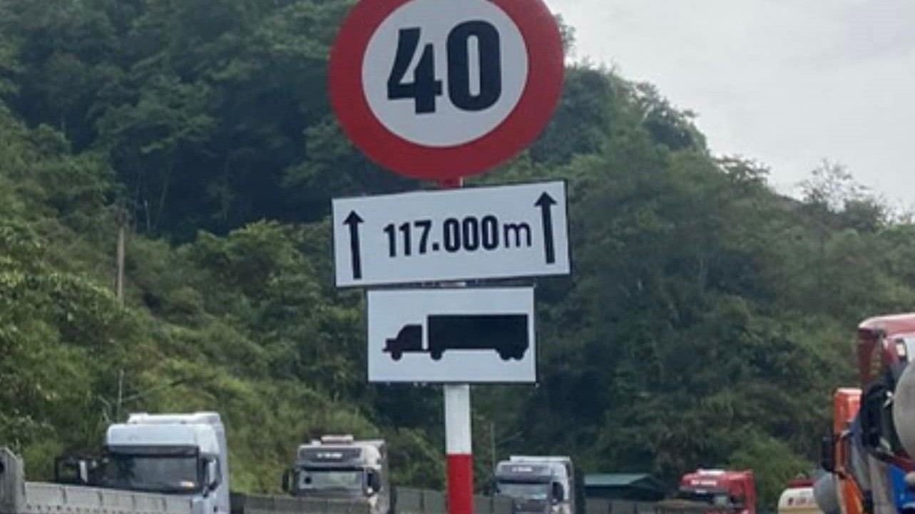 Biển báo giao thông "lạ" trên QL 7 Nghệ An khiến nhiều người "xoắn não"