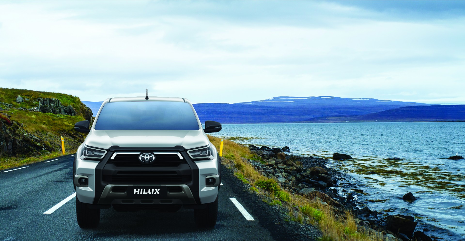 Toyota Hilux 2024 ra mắt giá từ 668 triệu đồng
