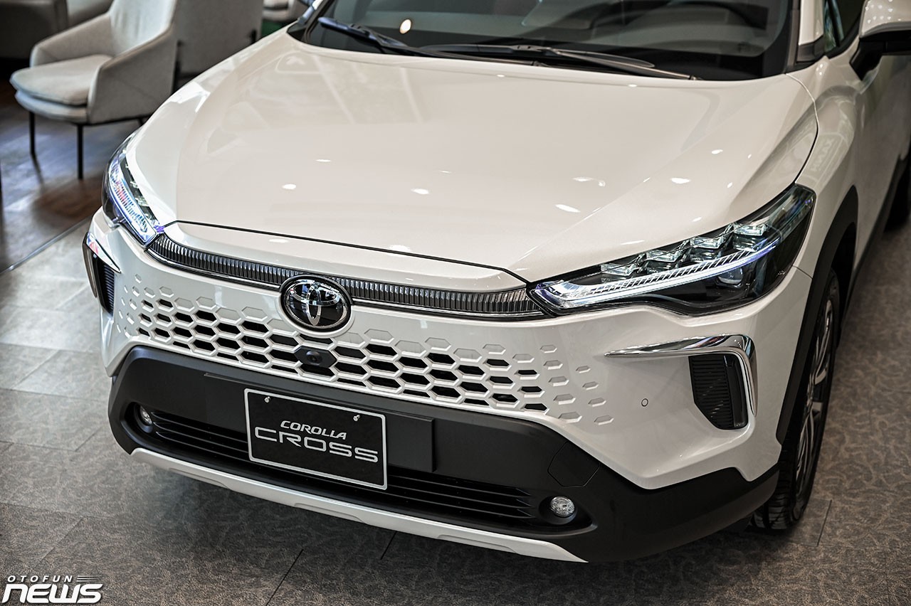 Cận cảnh Toyota Corolla Cross 2024 tại đại lý: Nâng cấp thiết kế, thêm trang bị nhưng lại giảm giá