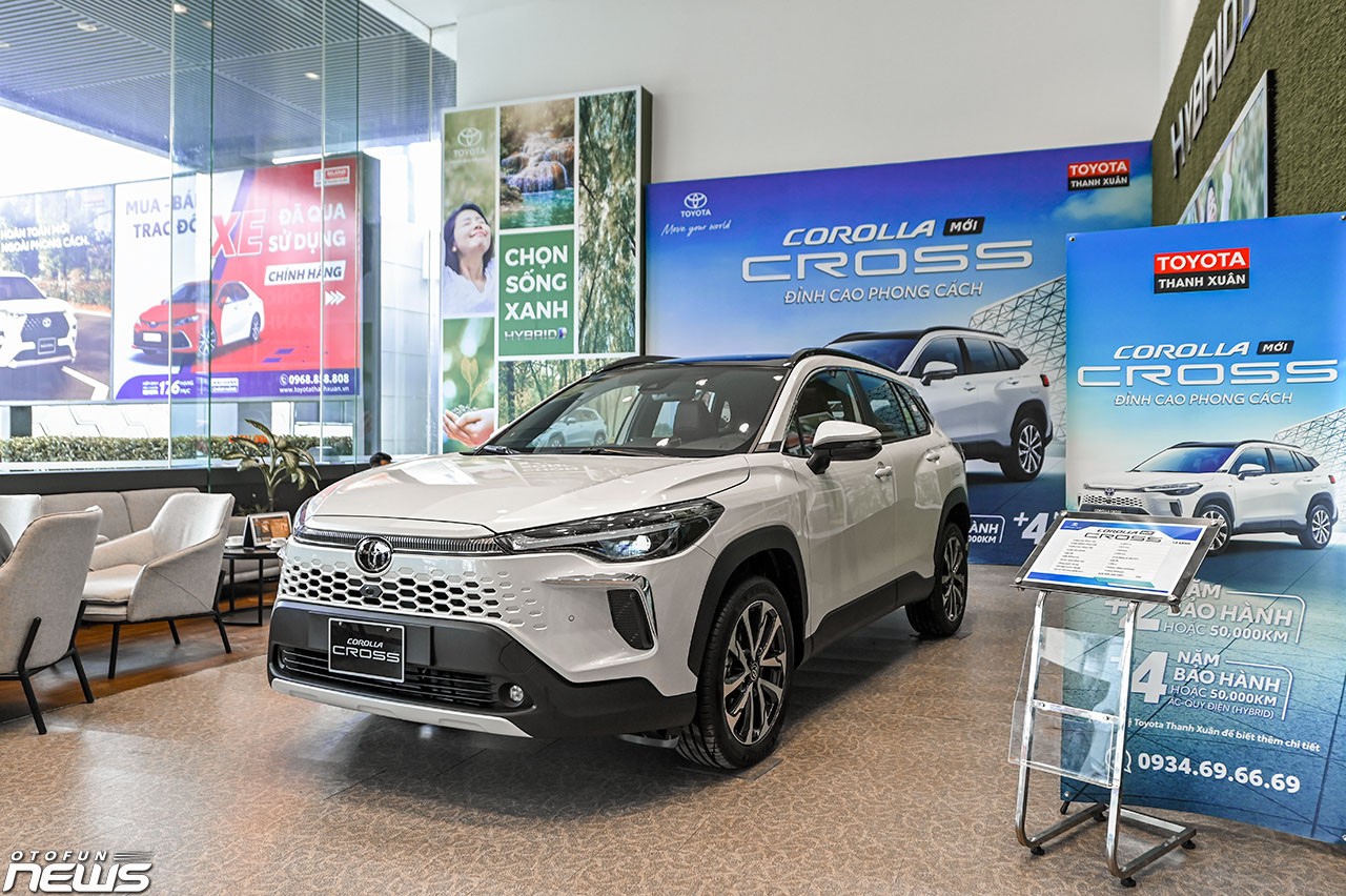 Cận cảnh Toyota Corolla Cross 2024 tại đại lý: Nâng cấp thiết kế, thêm trang bị nhưng lại giảm giá