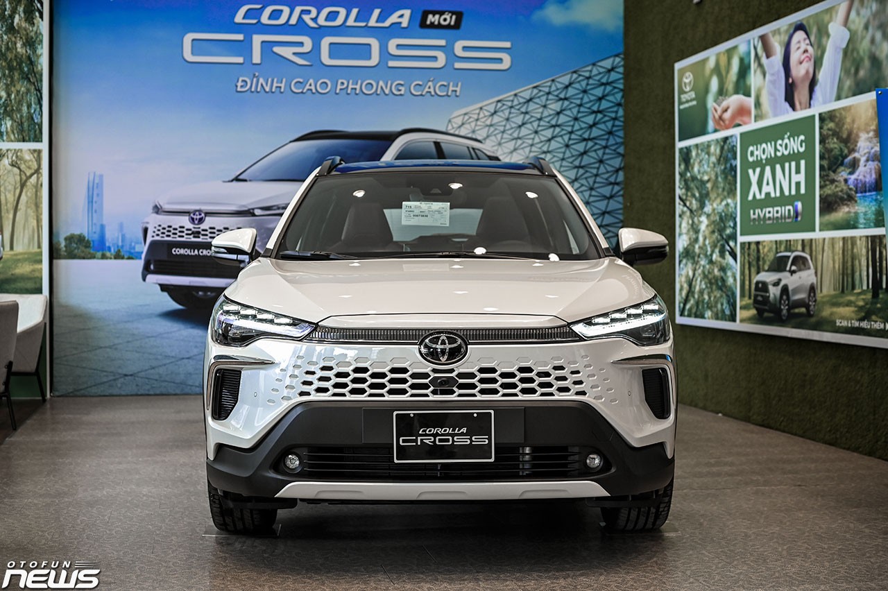 Cận cảnh Toyota Corolla Cross 2024 tại đại lý: Nâng cấp thiết kế, thêm trang bị nhưng lại giảm giá