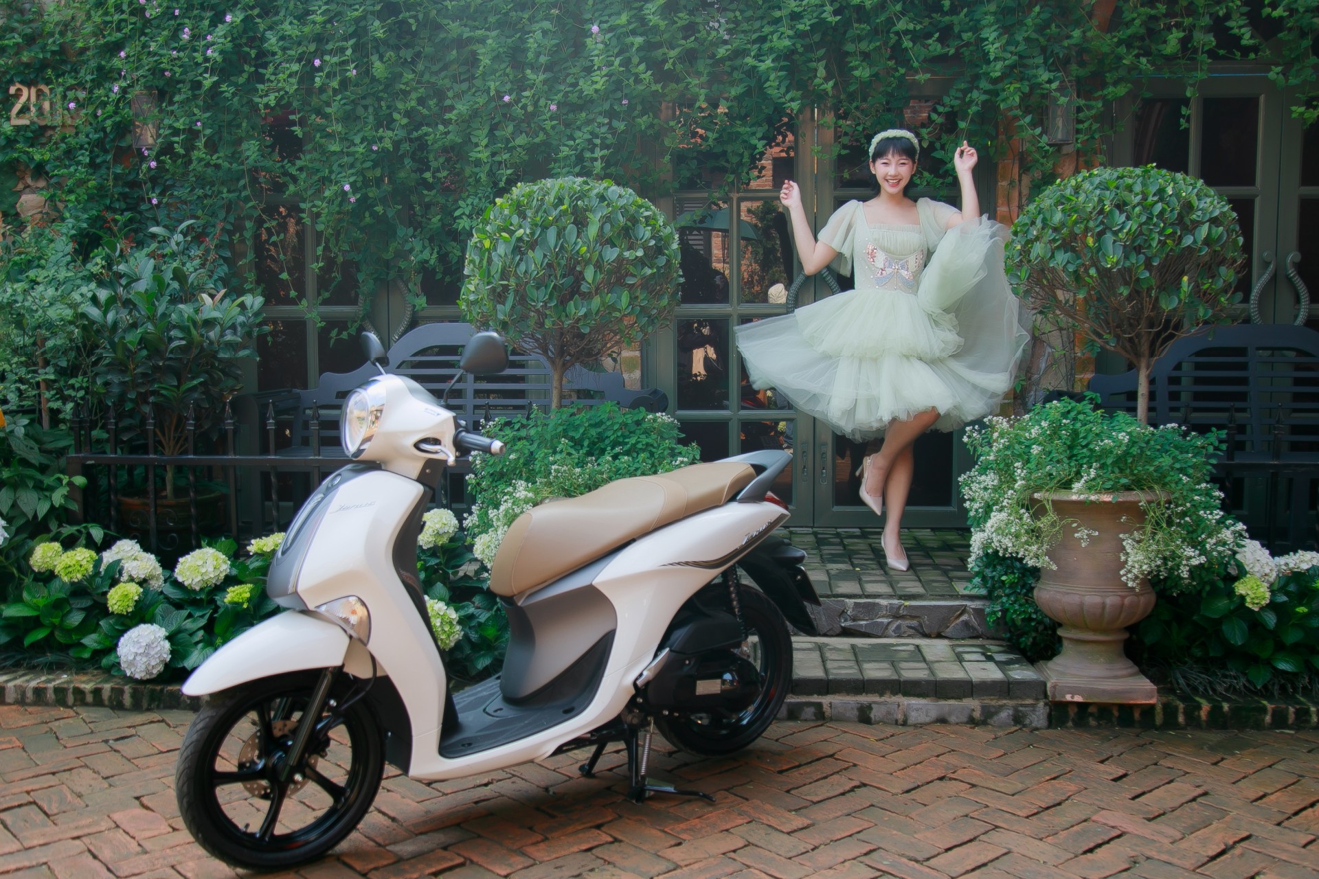 Học KOL phối đồ với giày “hack dáng” cho nàng nấm lùn nâng tầm phong cách xe tay ga Yamaha Janus