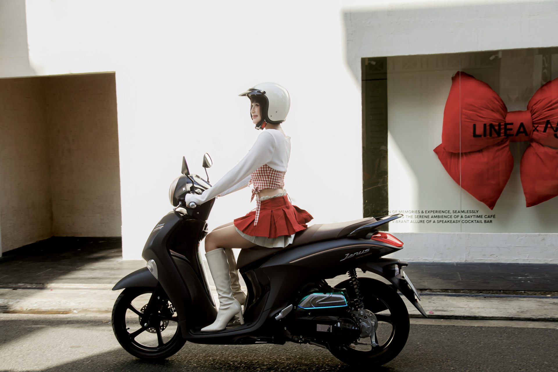 Học KOL phối đồ với giày “hack dáng” cho nàng nấm lùn nâng tầm phong cách xe tay ga Yamaha Janus