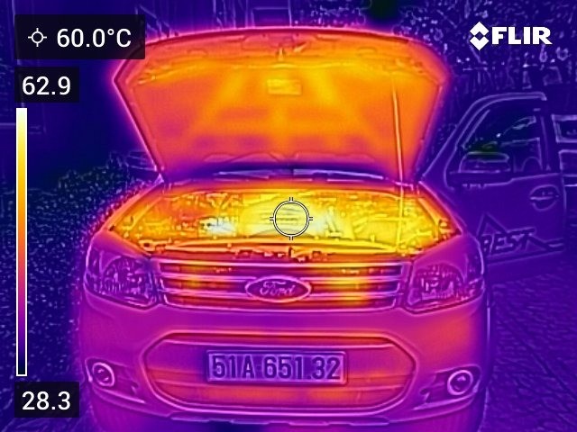 Bộ phận nào ở khoang động cơ nóng nhất khi xe đang vận hành?