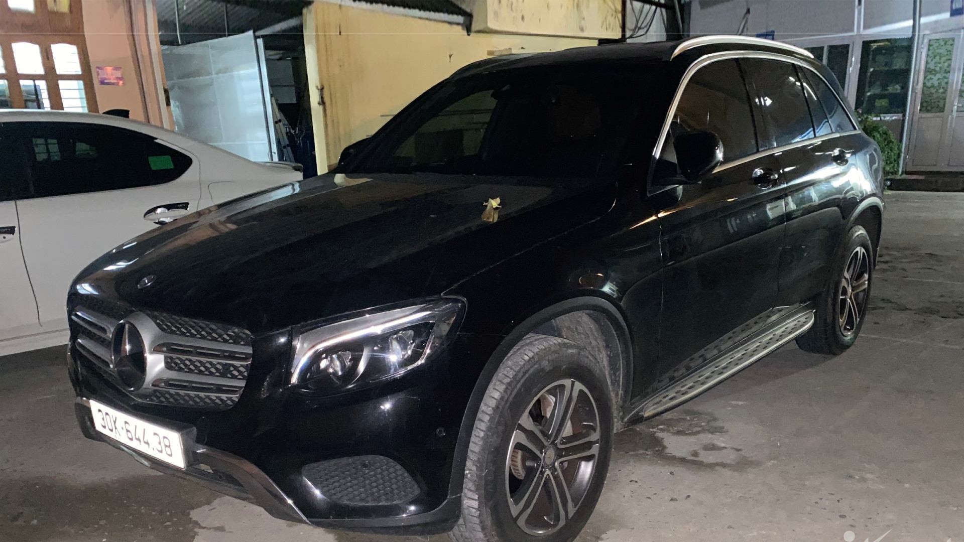 Một chiếc xe cũ, ba người tranh nhau nhận chủ