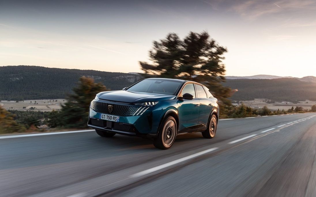 Cận cảnh Peugeot 3008 Plug in Hybrid, đi được 80km mà không tốn xăng