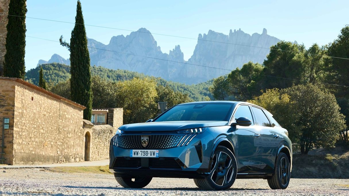 Cận cảnh Peugeot 3008 Plug-in Hybrid, đi được 80km mà không tốn xăng