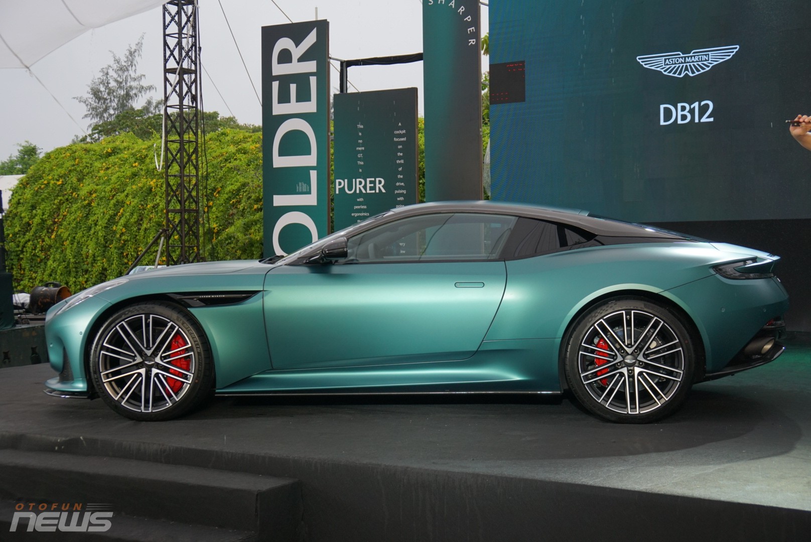 Aston Martin DB12 'chốt' giá từ 19,5 tỷ đồng tại Việt Nam