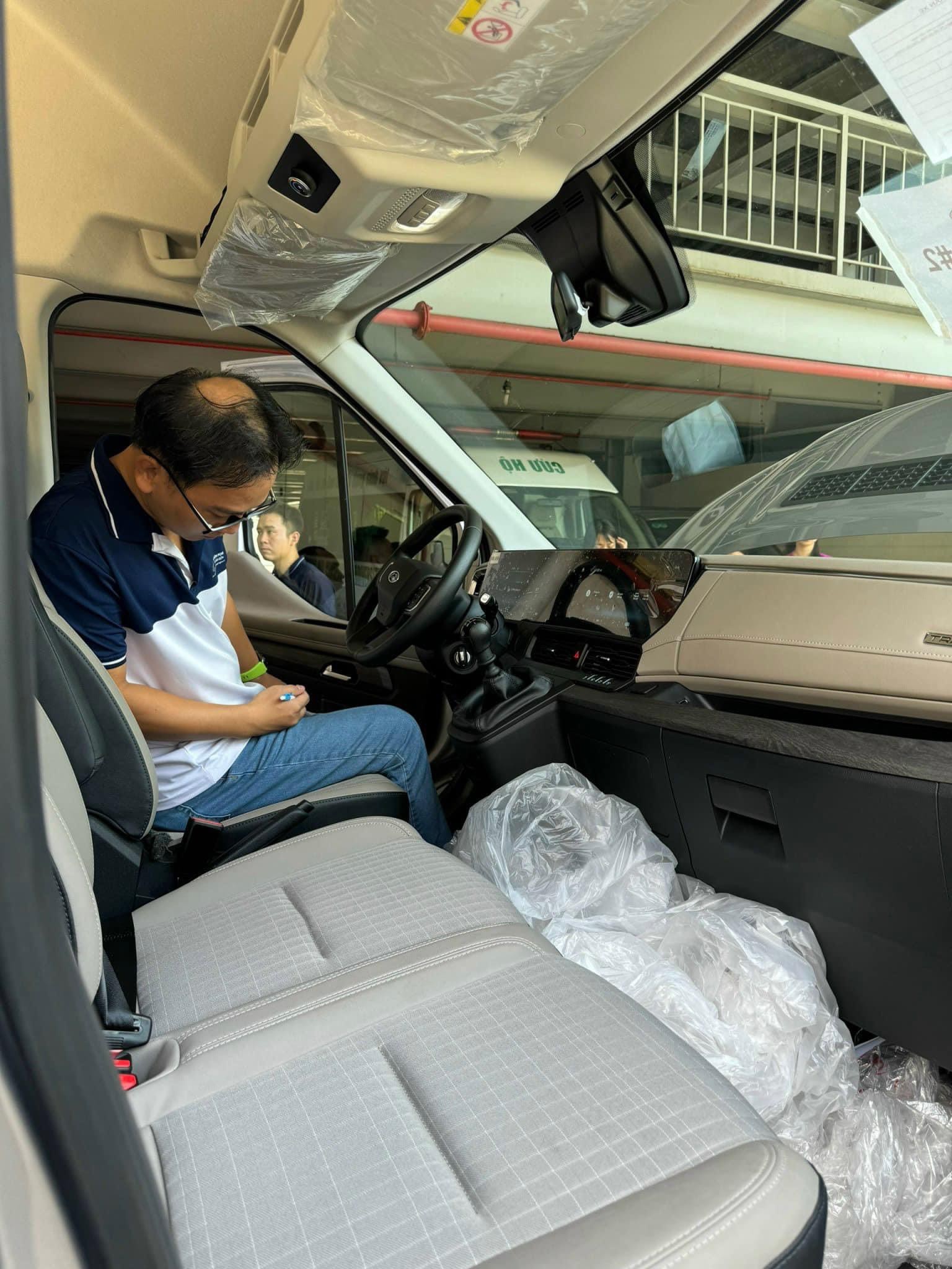 Xem trước ảnh Ford Transit 2024 ra mắt ngày 5/7 tới