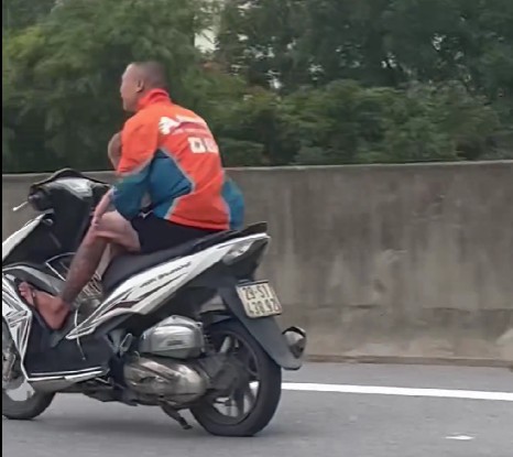 Thót tim với thanh niên một tay bế trẻ em lái xe máy vào đường cấm