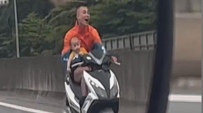 Thót tim với thanh niên một tay bế trẻ em lái xe máy vào đường cấm