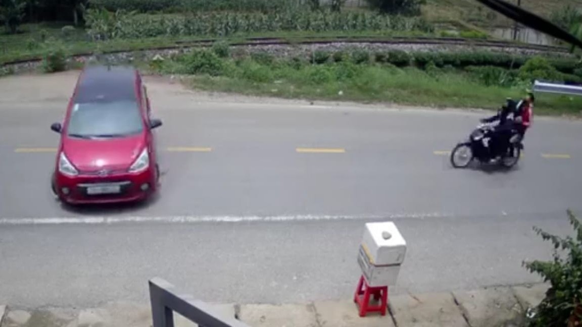 Xe máy kẹp 3 phóng nhanh đâm sầm vào ô tô đang quay đầu